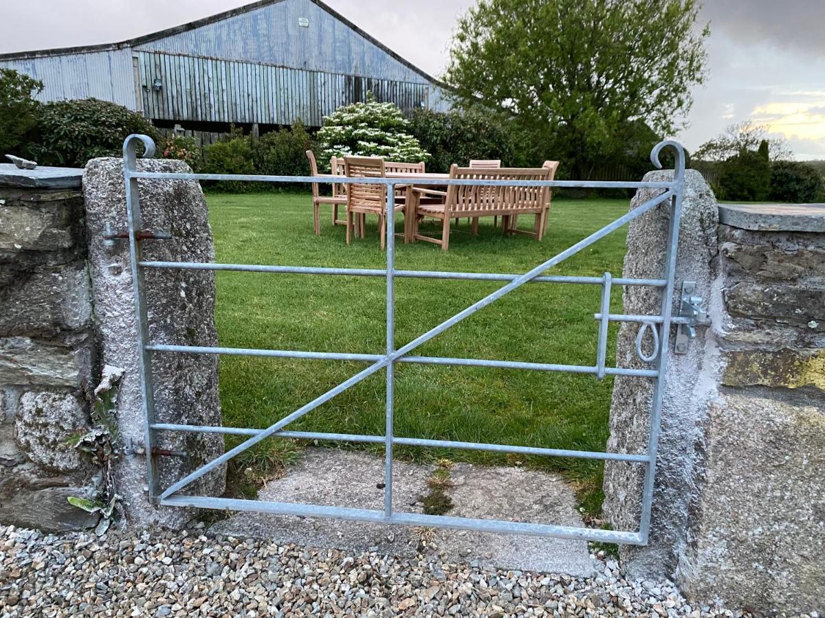Treveighan Farmhouse Saint Teath Exterior foto